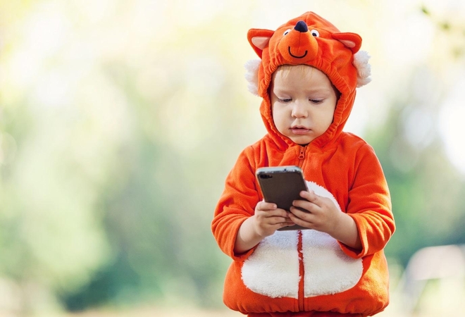 Gydytoja: vaikų akims jau geriau televizorius nei mobilusis telefonas