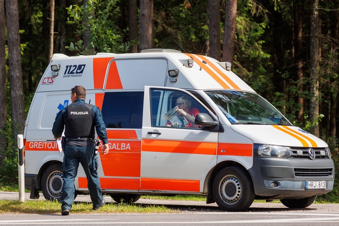 Atsitrenkė į kelyje paliktą automobilį: nukentėjo trys žmonės, tarp jų – vaikas