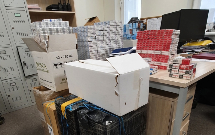 60-metės namuose rasta beveik 4 tūkst. kontrabandinių cigarečių pakelių