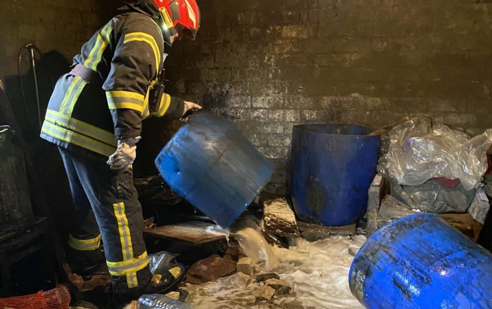 Naminės degtinės fabrikėlis pagyvenusios poros namuose: ugniagesiams teko griauti sieną