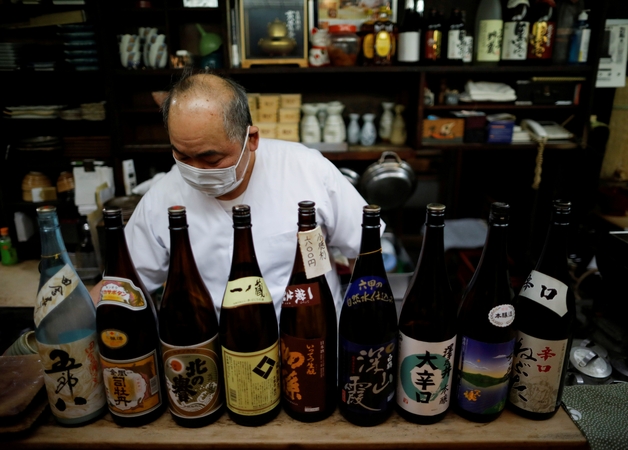 Japonijos žinutė jaunuoliams: gerkite daugiau alkoholio!