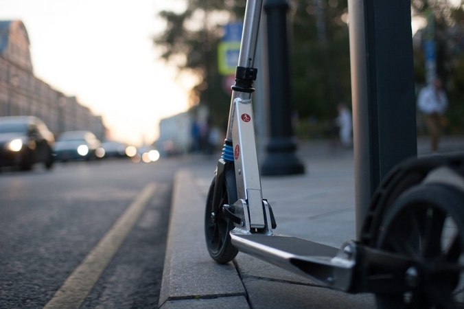 Vilniuje automobilis partrenkė paspirtuku važiavusį neblaivų vyrą: prireikė medikų pagalbos