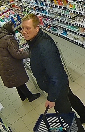 Iš parduotuvės dingo šampūnas ir tualetinis vanduo: policija turi klausimų šiam vyrui