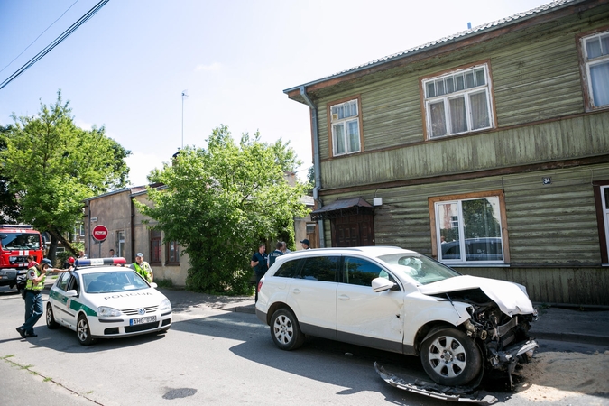 Dvi avarijas sukėlęs vairuotojas rastas pasislėpęs po automobiliu 