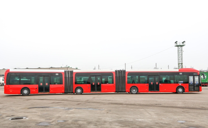 Į Kauno gatves išriedės ilgiausi Baltijos šalyse autobusai 