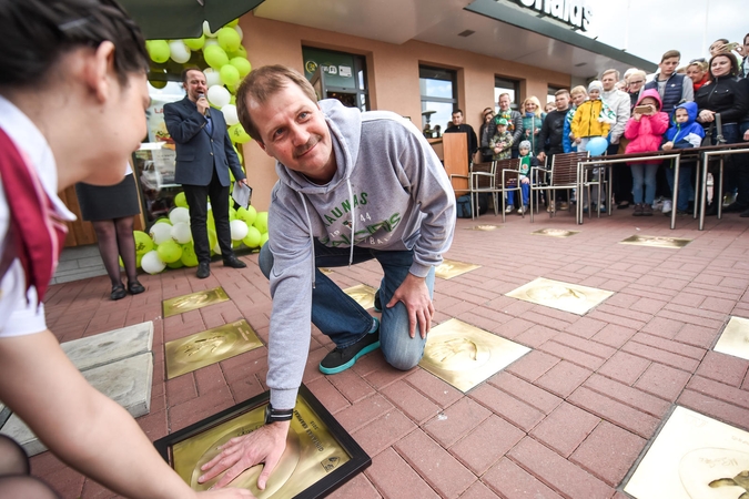 „McDonald‘s“ žvaigždžių alėjoje atidengtas G. Krapiko delno įspaudas
