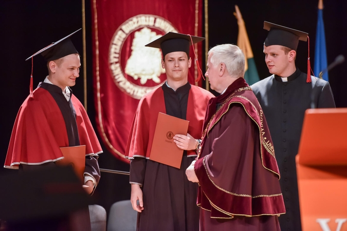 Vytauto Didžiojo universitete – diplomų lietus