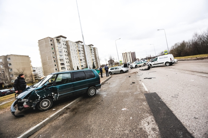 Avarija Šilainiuose: sudaužyti trys automobiliai, sužalotas vienas vairuotojas