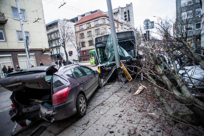 Kraupi avarija Kauno centre: autobusui įsirėžus į stulpą sužalota keleivė