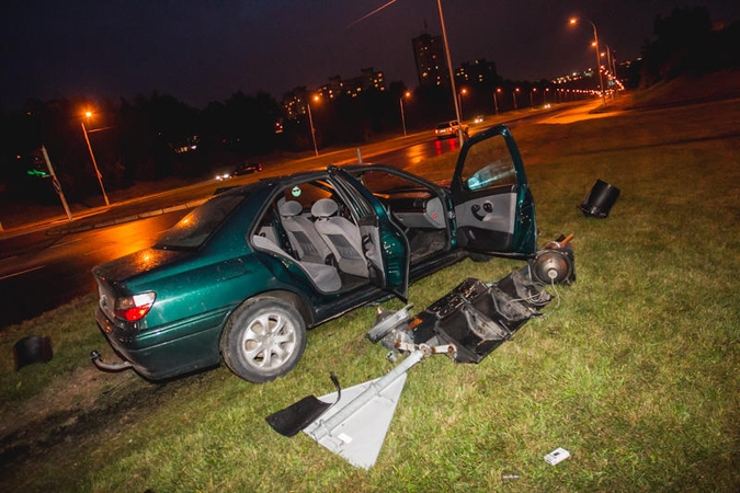 Šilainiuose per avariją nuverstas šviesoforas