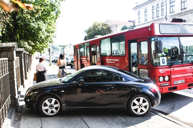 Avarija: Birštono g. autobusas rėžėsi į lengvąjį automobilį