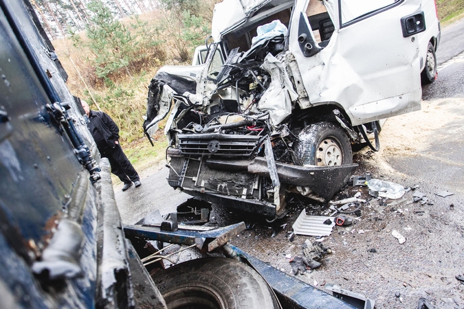 Netoli Lampėdžių – vilkiko ir mikroautobuso avarija, sunkiai sužalotas vairuotojas 
