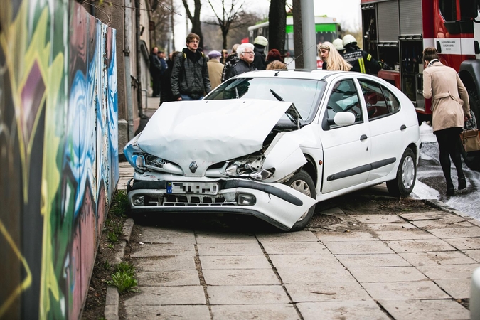 Savanorių pr. įkalnėje kaktomuša susidūrė automobilis ir autobusas