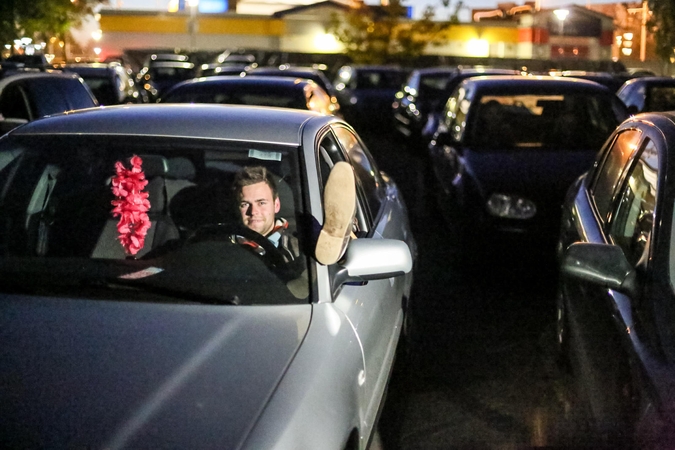Į kiną po atviru dangumi – automobilių spūstys