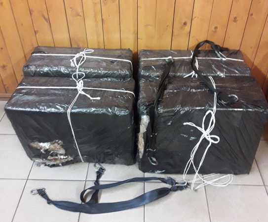 Pasieniečių pastebėtas kontrabandininkas metė krovinį ir bandė pasislėpti miške