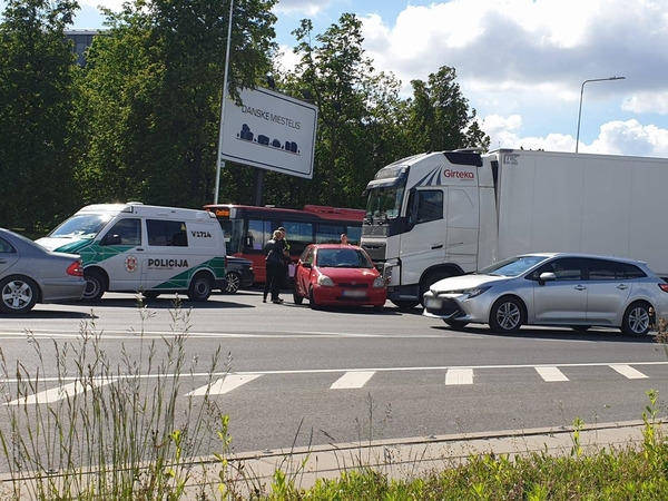 Vilniuje lengvasis automobilis susidūrė su sunkiasvoriu: formuojasi spūstys
