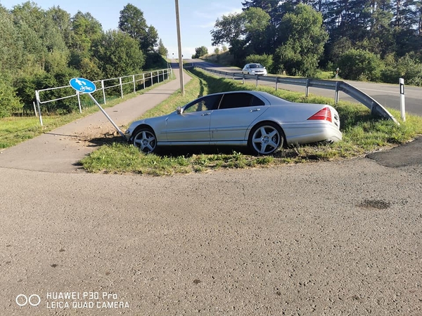 Trakų rajone į griovį nuvažiavo „Mercedes-Benz“: vairuotojas paspruko