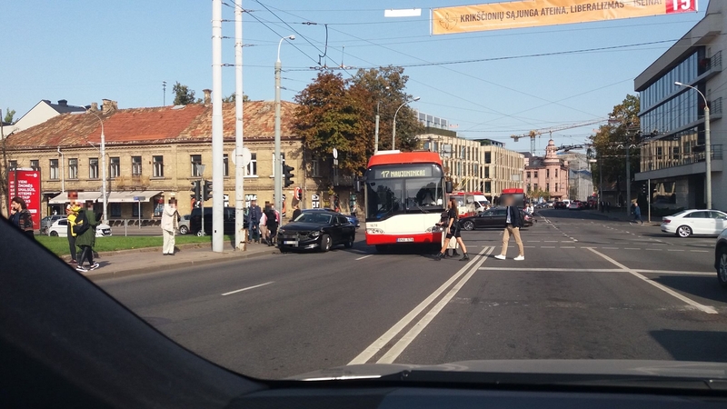 Vilniaus centre lengvasis automobilis susidūrė su troleibusu