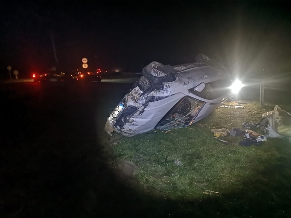 Nelaimė aukščiausioje magistralės vietoje: į atitvarą trenkėsi ir vertėsi automobilis