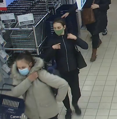 Šiaulių pareigūnai tiria vagystę iš parduotuvės: gal atpažįstate šias dvi moteris?