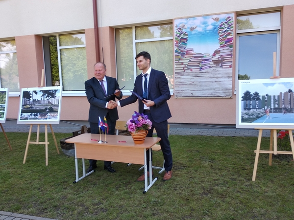 Startas: Kauno rajono savivaldybės meras V.Makūnas ir fondo "BaltCap Infrastructure Fund" partneris Š.Stepukonis gegužės 27 d. pasirašė penkiolikos metų trukmės viešosios ir privačios partnerystės sutartį.