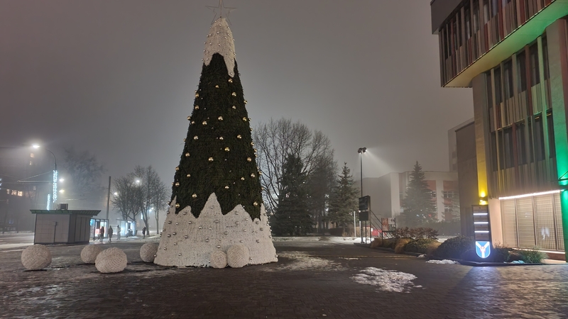 Prie rajono savivaldybės užgeso eglutė ir Kaunui svarbus laikrodis