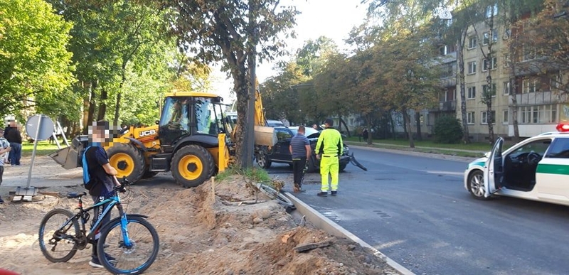 Po traktoriaus ir BMW avarijos – spūstis Kovo 11-osios gatvėje: sustojo ir troleibusų eismas