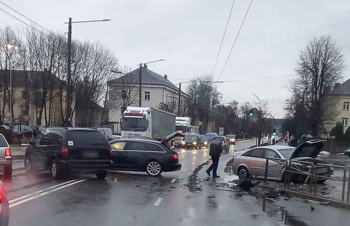 R. Kalantos gatvėje – trijų automobilių avarija: vienas žmogus perduotas į medikų rankas