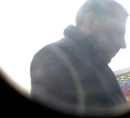 Vyras įtariamas iš kortelės pasisavinęs svetimus pinigus: policija prašo atpažinti