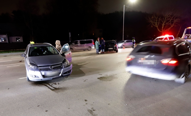 Po smūgio Jonavos gatvėje ant šono apvirto automobilis: sužalotas žmogus