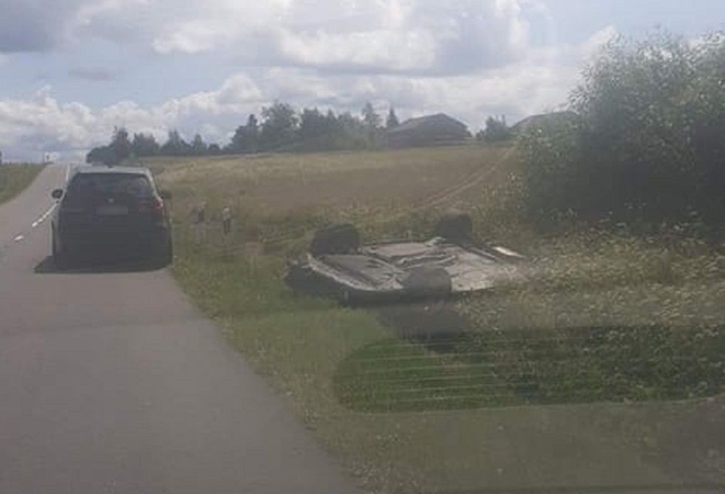 Širvintų rajone – girto vairuotojo šou: automobilis nuriedėjo į griovį ir keliskart apsivertė