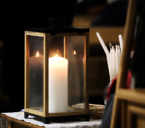 Tradicija: po beveik mėnesį trukusios kelionės į Klaipėdą atgabenta Betliejaus taikos ugnis.