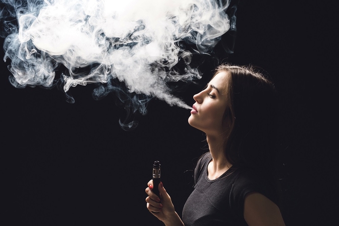 Poveikis: elektroninės cigaretės su kvapais ir skoniais uždraustos teigiant, kad jos prisideda prie priklausomybės didinimo.
