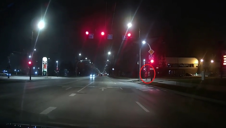 Įtūžo pamatę per „raudoną“ lekiantį paspirtuko vairuotoją: tokius skalpuoti reikia!