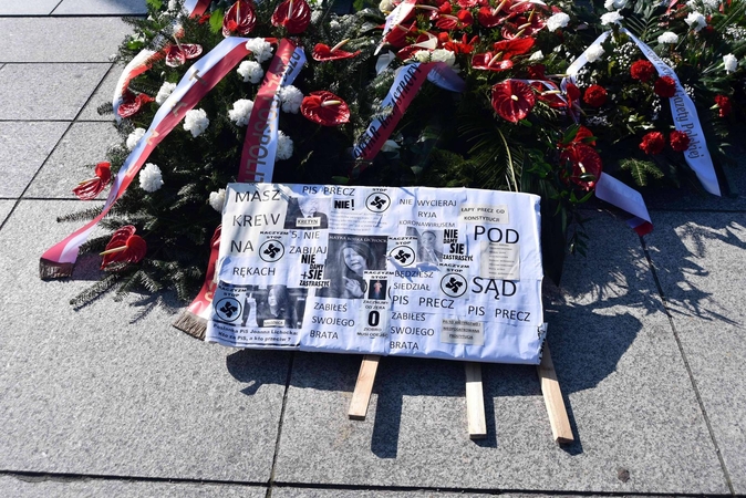 Lenkija mini tragiškos prezidentinio lėktuvo katastrofos prie Smolensko dešimtmetį