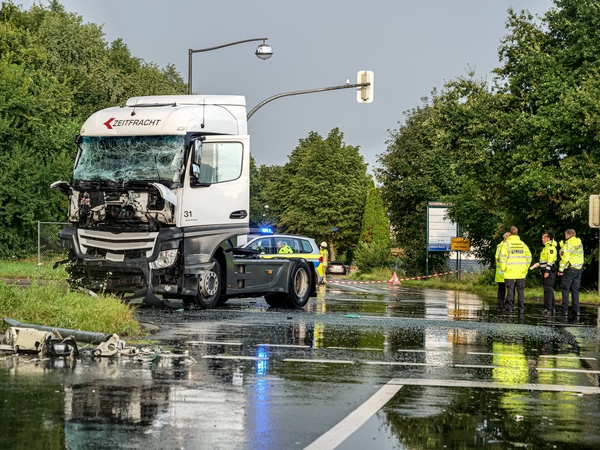 Vokietijoje susidūrus autobusui ir sunkvežimiui žuvo moteris, dar trylika žmonių sužeisti