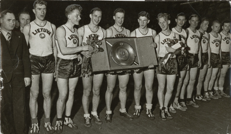 Triumfas: Lietuvos krepšininkai, 1937-ųjų Europos čempionai, su Latvijos prezidento K.Ulmanio padovanotu prizu – sidabrine lėkšte