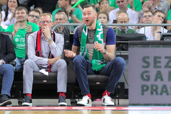 Skirtumai: D.Motiejūnas (dešinėje) – "Žalgirio" gerbėjas, o krepšininko treneris V.Mikalauskas palaiko principinį Kauno komandos varžovą "Rytą".