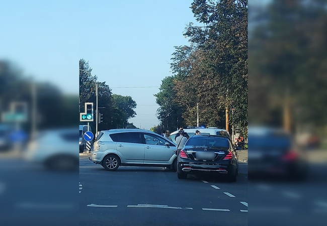Vilniaus Savanorių prospekte į avariją pateko „Mercedes-Benz“ ir „Toyota“