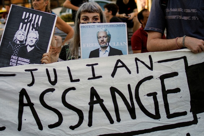 Žurnalistai reikalauja, kad J. Assange būtų paleistas iš JK kalėjimo