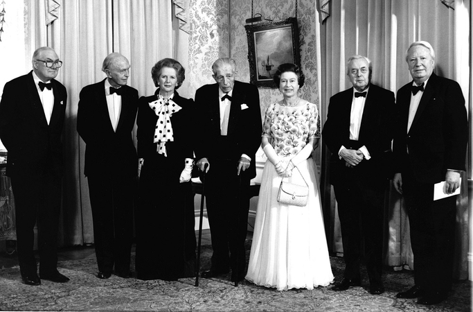 Elizabeth II ir Haroldas Wilsonas (pirmas dešinėje)