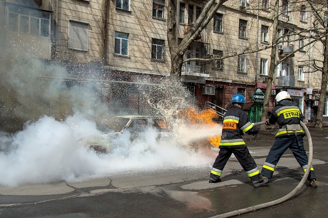Ukrainos gyvenvietėse – tikras siaubas: po sprogimo į kūnus smigo stiklai, vienas vyras apako