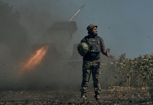 Vokietijos URM vadovė ragina Berlyną greitai apsispręsti dėl tankų tiekimo Ukrainai