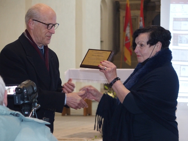 Įvertinimas: Kauno mero apdovanojimas D.Poškienei – iš K.Ignatavičiaus rankų.
