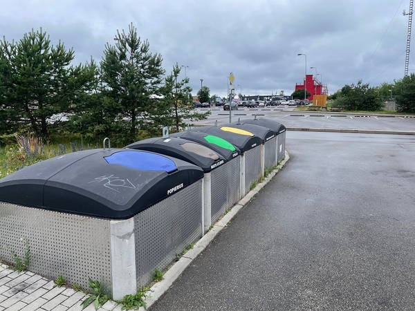 Pajūrio mašinų stovėjimo aikštelėse – konteineriai visoms atliekoms.