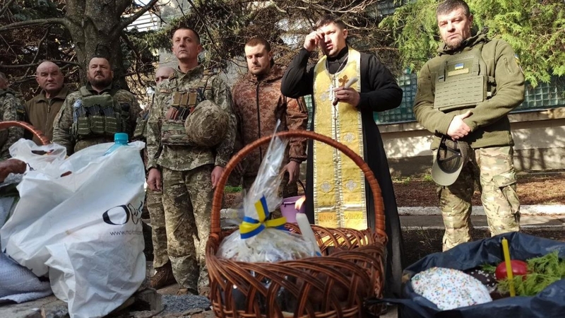 Per Velykas Ivanas Roikas Ukrainos pasienio kaime pašventino karių gautus krepšelius.