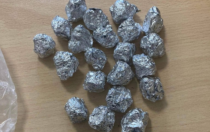 Kretingos pareigūnams įkliuvo vyras: įtaria radę 20 lankstinukų su narkotinėmis medžiagomis