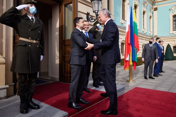 Volodymyras Zelenskis (kairėje) ir Gitanas Nausėda (dešinėje)