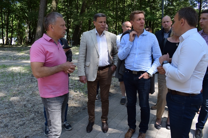 Dėmesys: Klaipėdos savivaldybės ir „Plungės lagūnos“ atstovai apžiūrėjo baigiamą sutvarkyti Skulptūrų parką.
