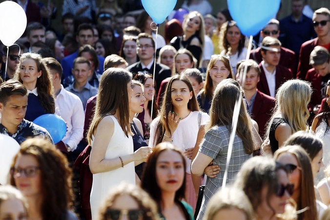 Tradicija: Laikrodžių muziejaus kiemelyje per Paskutinio skambučio šventę kasmet susirenka daugybė abiturientų.